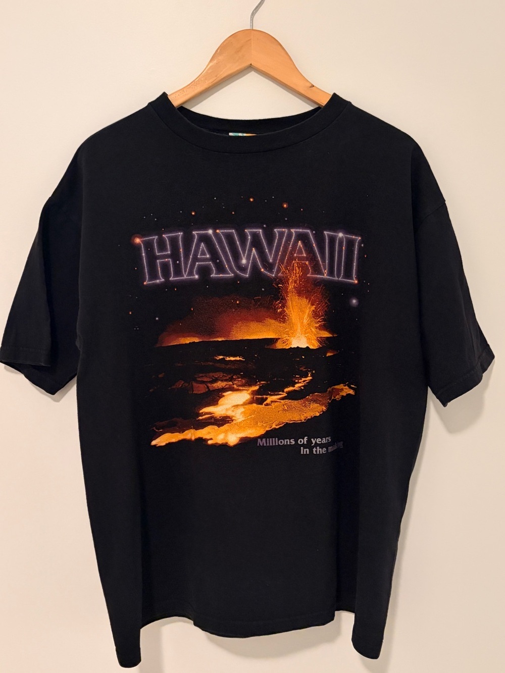 VTG Men's Black Hawaii Graphic Tee - Lava Scene